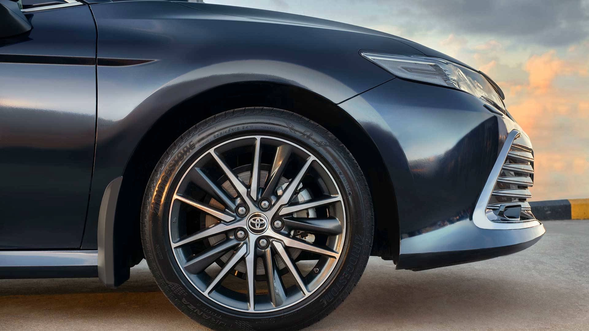 Toyota Camry нового цвета «красный, специальный металлик»