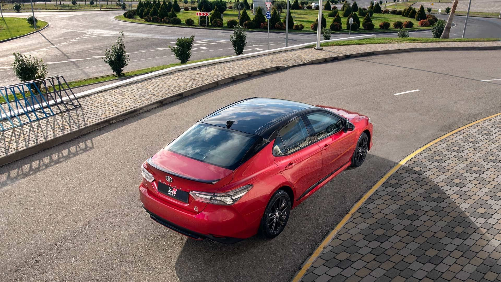 Toyota Camry нового цвета «красный, специальный металлик»